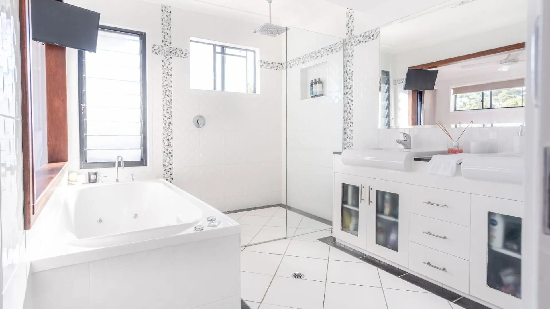 Kings Beach Home With Pool And Putt Putt Caloundra Holiday home